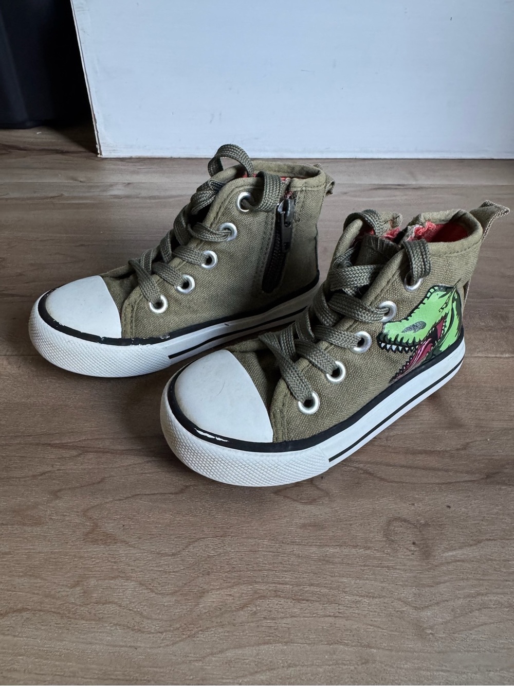 Dinosaur High Top Shoe • Toddler 7 • Similar to Converse All Star Chuck Taylor